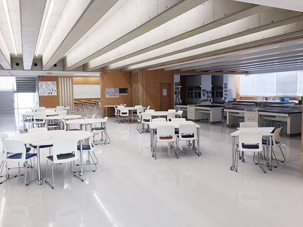 武南_明るい雰囲気のラーニングコモンズでは、オープンな学びが繰り広げられています