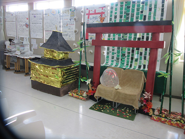 江戸川女子_文化祭では、中学生は展示がメインですが、さまざまな工夫を凝らされています（写真は中３のもの）