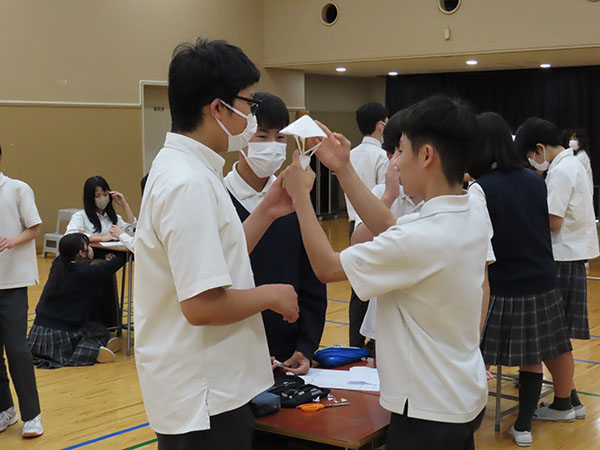 実践学園_STEAM教育の中でも協働することが不可欠な「エッグドロップチャレンジ」を行っています