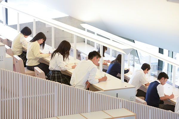 実践学園_自学習のためのスペース「自由学習館」は、能動的な学びを促進する施設です