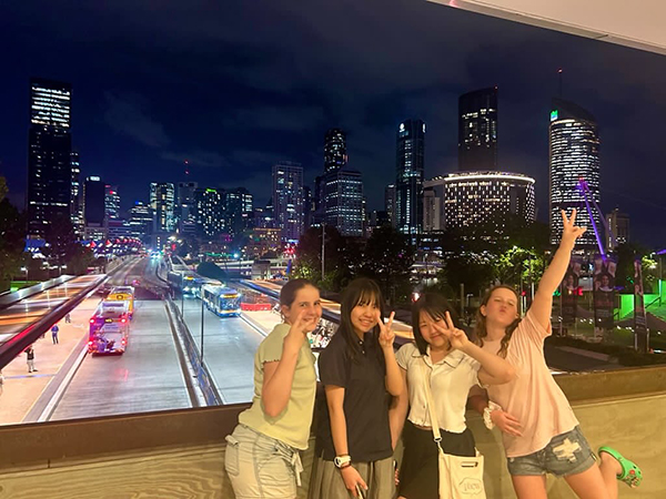 城西大城西_夜景をバックに。「オーストラリア海外研修」にて