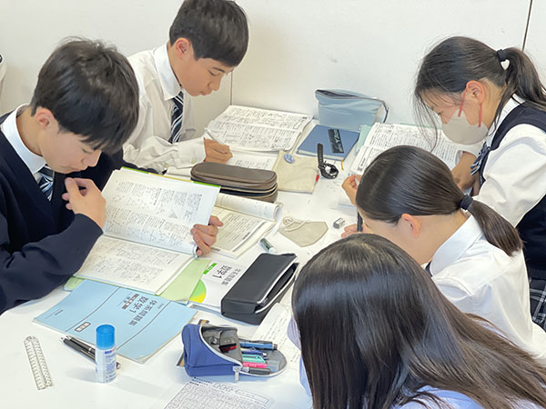 開智日本橋_放課後も校内のあちらこちらで共に学び合う生徒たちの姿が見られます