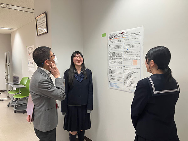 佼成女子_理系探究など、学びはシェアされます