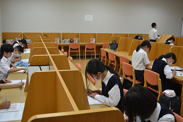 狭山ヶ丘_自習室で「自学自習」を実践する生徒たち