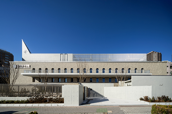 品川女子_同校は京浜急行線・北品川駅の目の前に位置します