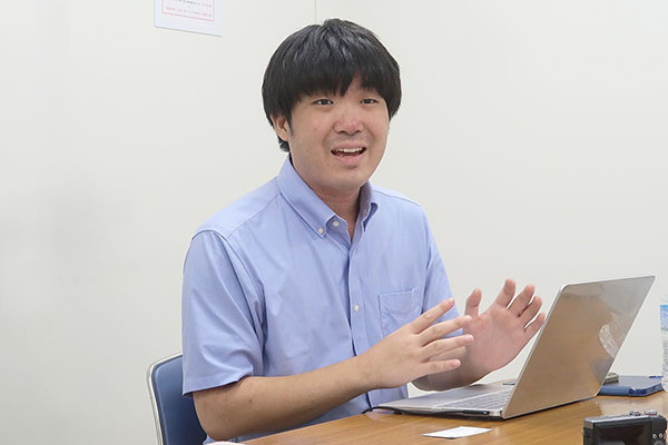 品川女子_「生徒たちは我々教員のことも考え、庭づくりに反映してくれました」とうれしそうな英語科の山根雅広先生