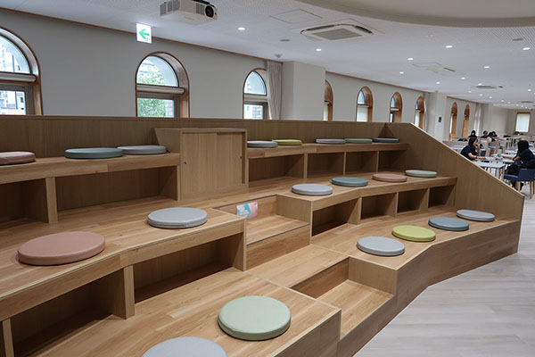 品川女子_かわいらしい空間のプレゼンスペース。ぜひ裏側も覗いてみてください