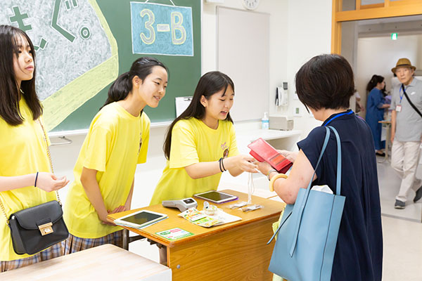 品川女子_起業体験では、事業計画書の作成から行うなど、事業に際する一連を体験します