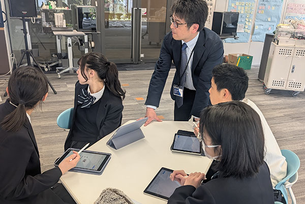 聖徳_DSコースの顧問を務める、東海大学情報理工学部教授の柴田隆史先生による授業（写真）なども行われます