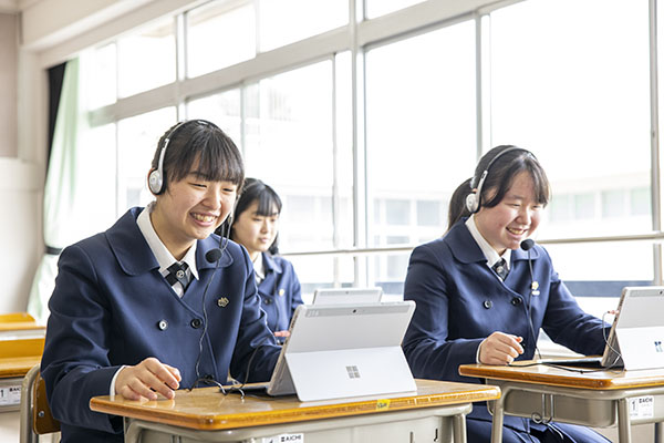 桐朋女子_表現技術の一環でオンライン英会話も実施。左が由栞さん