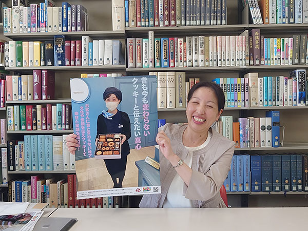 東京家政学院_「ポスタビ」で生徒が作成したポスターを掲げる、中3学年主任の太田亜希子先生