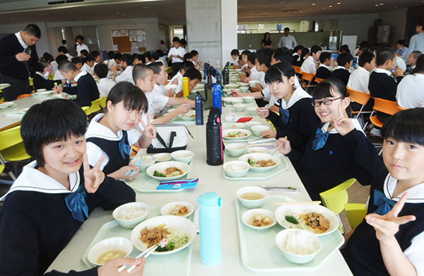 東海大菅生_中等部生は、カフェテリアで給食をいただく